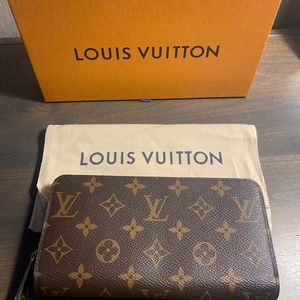 Louis Vuitton zippy wallet